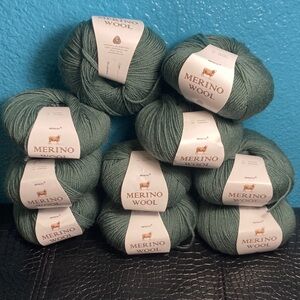 10 NWT (45g+ each; 450g+ total) 100% Merino Wool Yarn by Mengchu in Forest Green